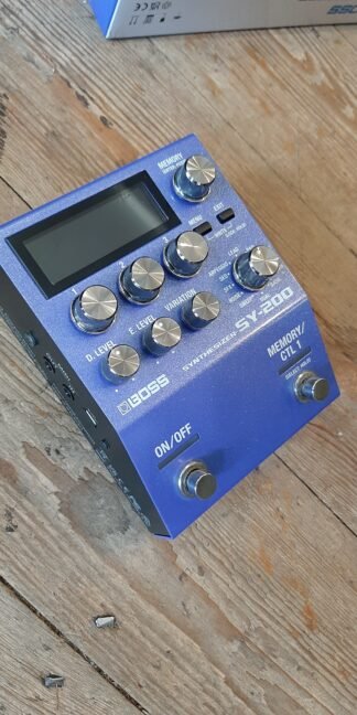 Boss SY-200 Synthesizer boxed VGC